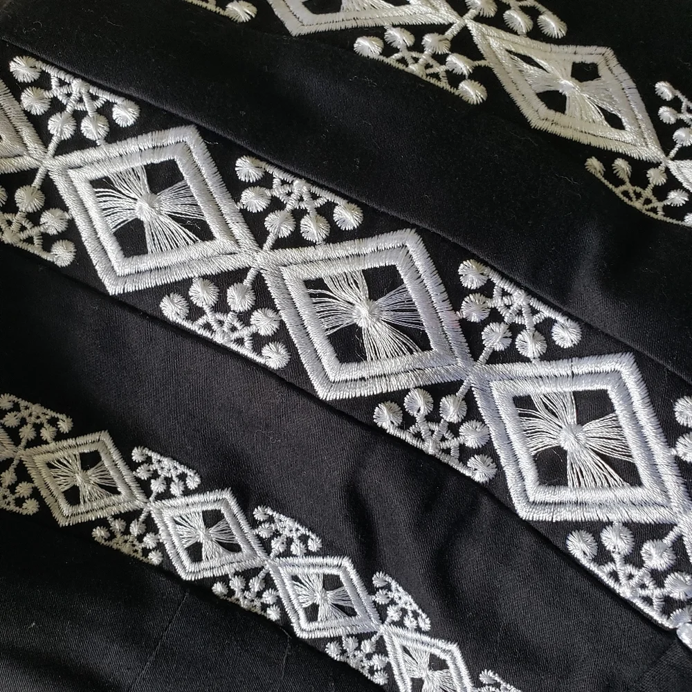 White House Black Market Square Neck Embroidered Dress in Black - Sz 2 - Picture 4 of 6